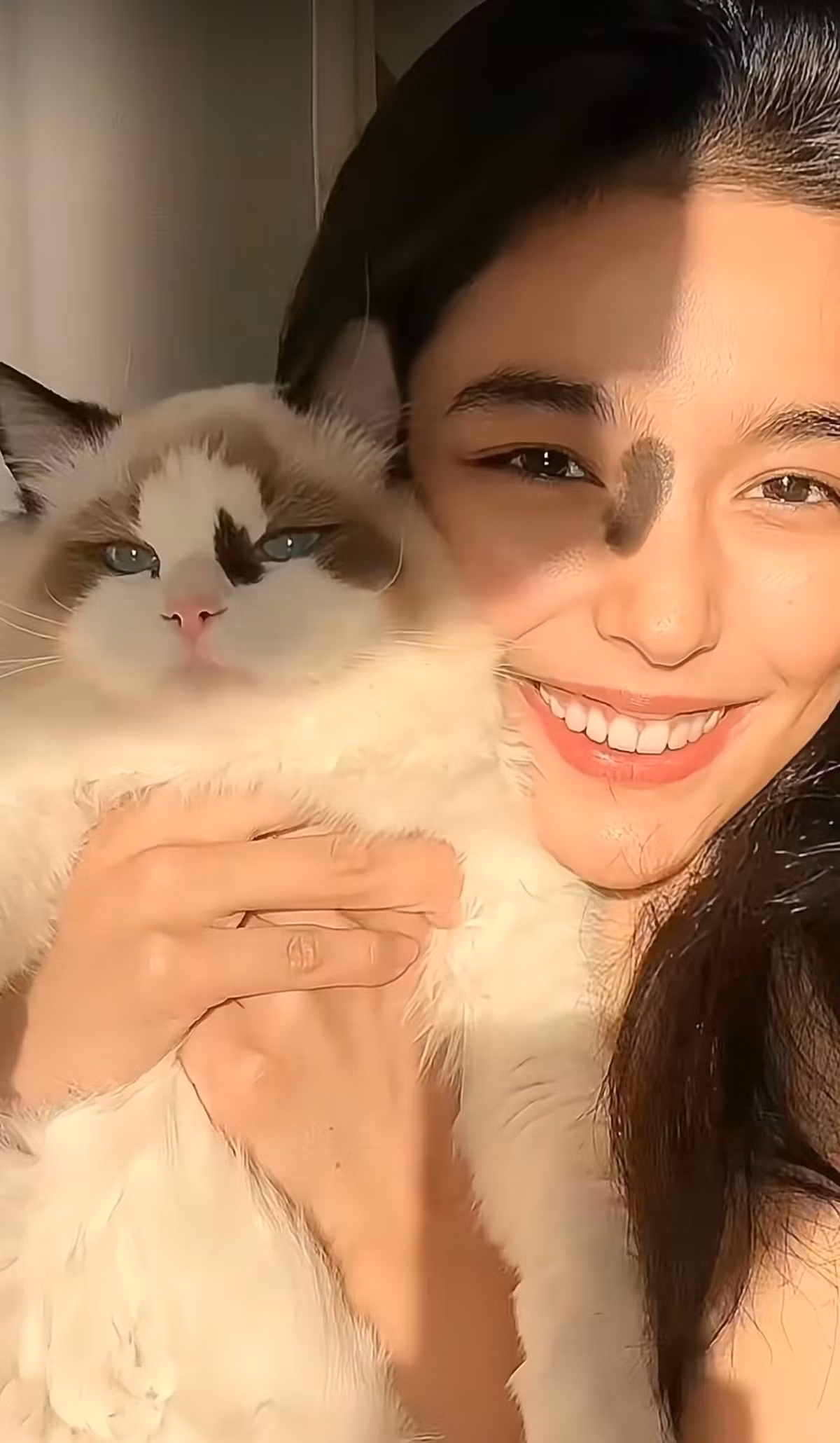 Câu chuyện về cô gái mang vết bớt trên gương mặt cùng chú mèo cưng có vết bớt tương tự đang được viral trên mạng xã hội xứ Trung như một câu chuyện truyền cảm hứng. Dù có vết bớt khá lớn trên gương mặt nhưng điều đó không khiến cô bớt xinh đẹp đi mà ngược lại, nó làm cô nổi bật hơn.
