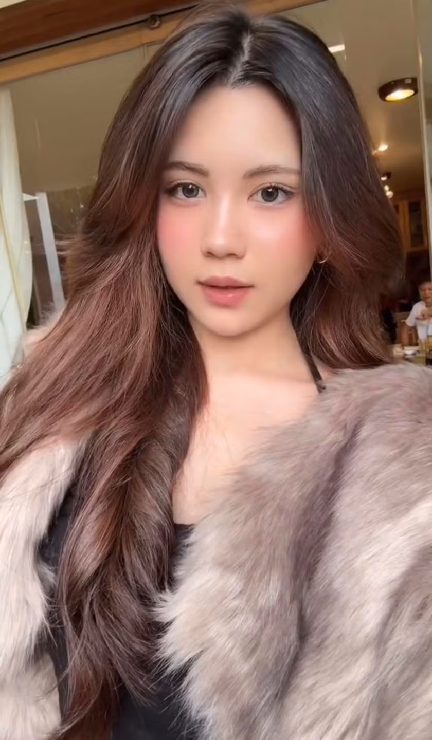Là cô con gái út của MC Quyền Linh, Hạt Dẻ dù chưa có hoạt động liên quan đến nghệ thuật vẫn nhận được nhiều sự chú ý. Từ trước đến nay cô nàng vẫn luôn để lại ấn tượng trong lòng netizen với vẻ ngoài trong sáng, ngọt ngào.
