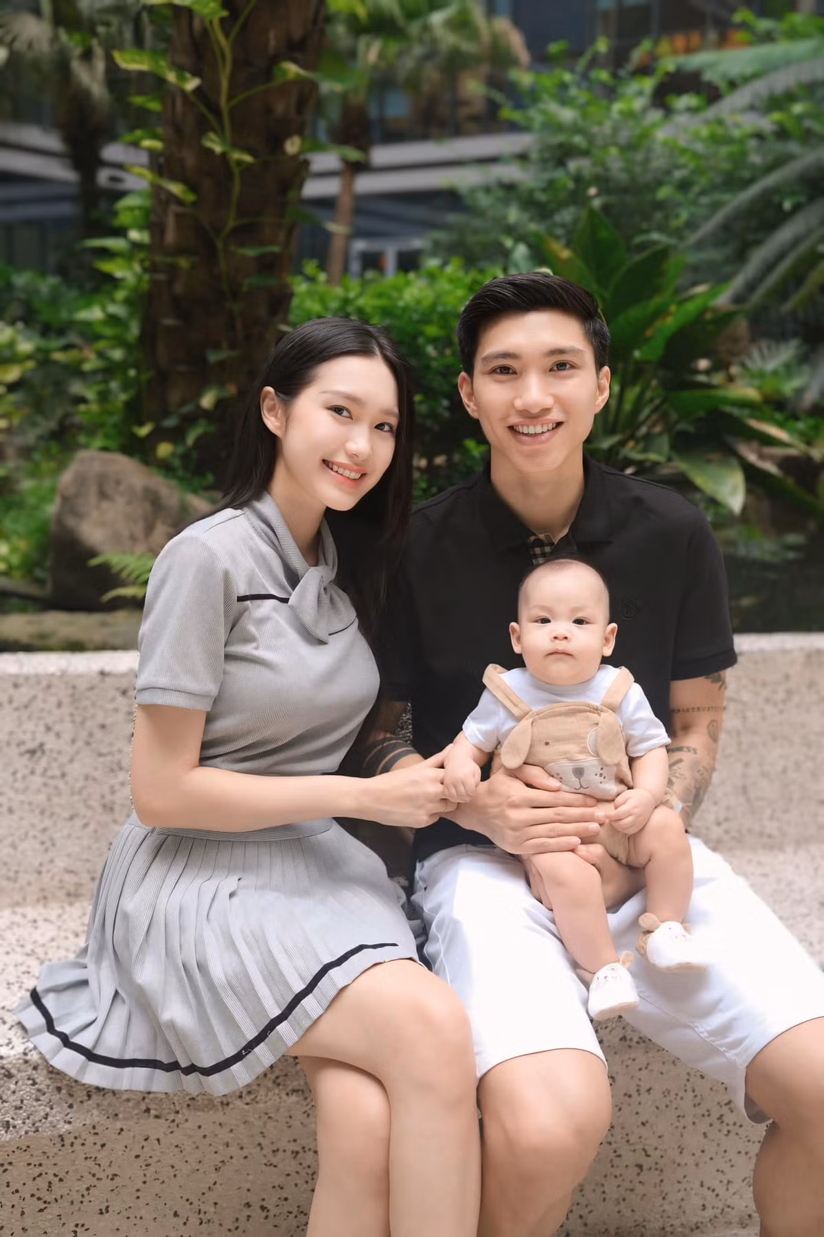 Không chỉ "nghiện con", Đoàn Văn Hậu cùng được nhận xét là một người rất yêu chiều vợ. Anh luôn đồng hành cùng với bà xã trong nhiều chuyến đi, đồng thời phụ giúp Doãn Hải My việc nhà cũng như chăm con.