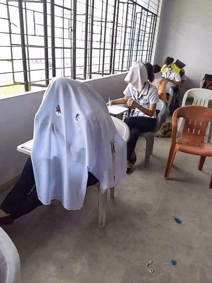 Những hình ảnh sinh viên đội những chiếc mũ kỳ lạ trong giờ thi được chia sẻ rộng rãi trên MXH và gây chú ý.