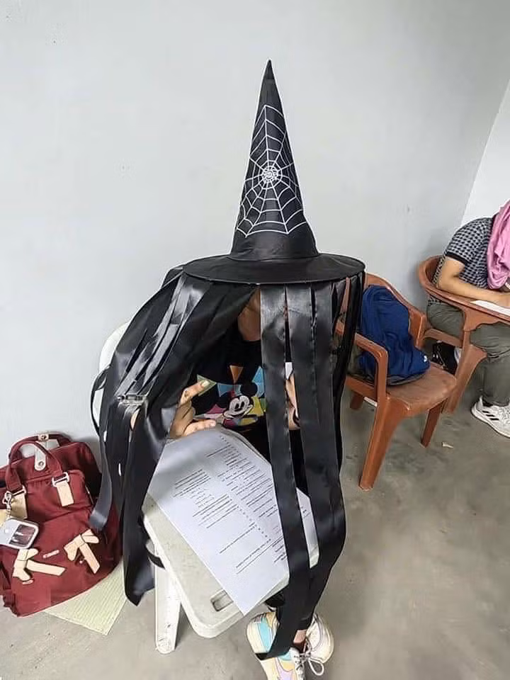 Nhiều sinh viên đã xem như đây là một bài tập về sự sáng tạo và thiết kế nên những chiếc mũ có một không hai.
