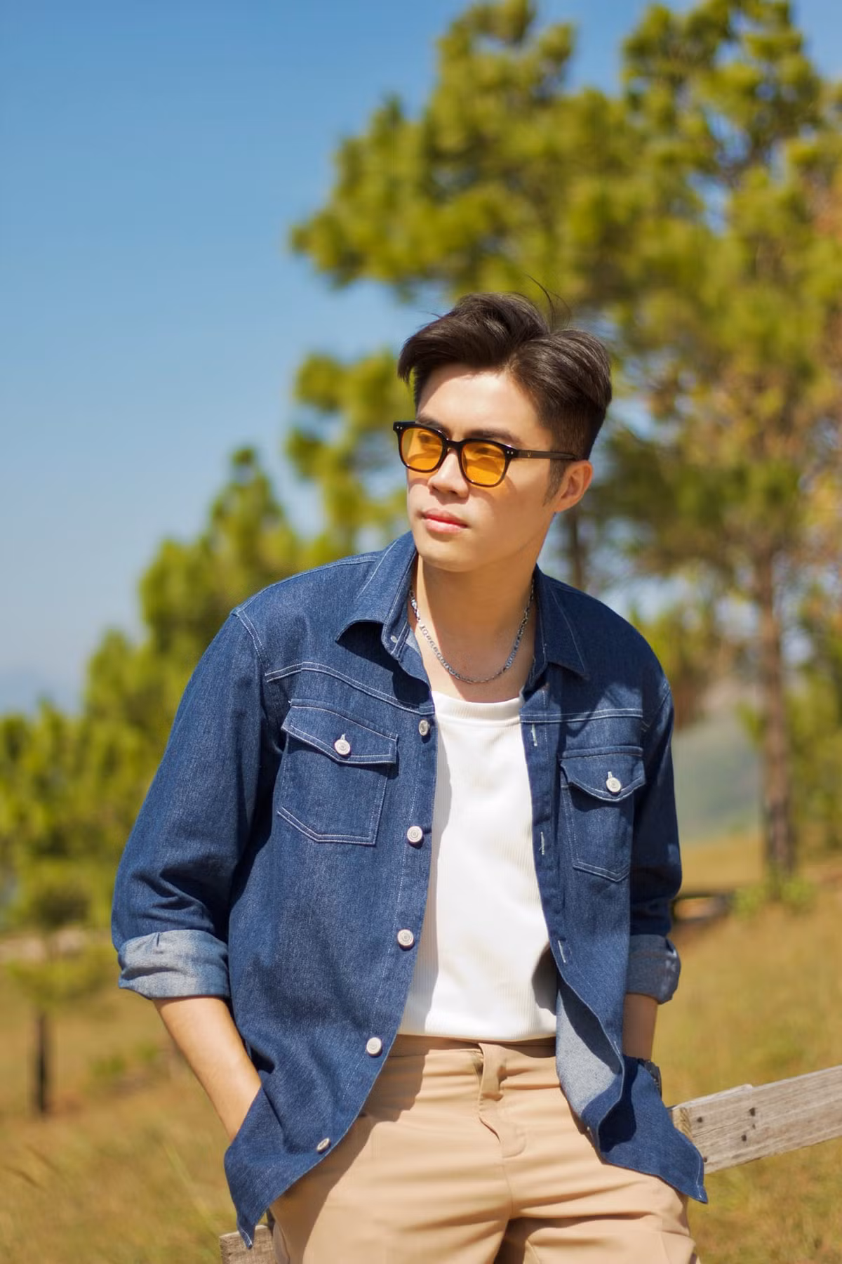 Thành Thái cũng tập tành bán hàng online, làm MC đám cưới, mẫu ảnh vào những ngày nghỉ để kiếm thêm thu nhập.