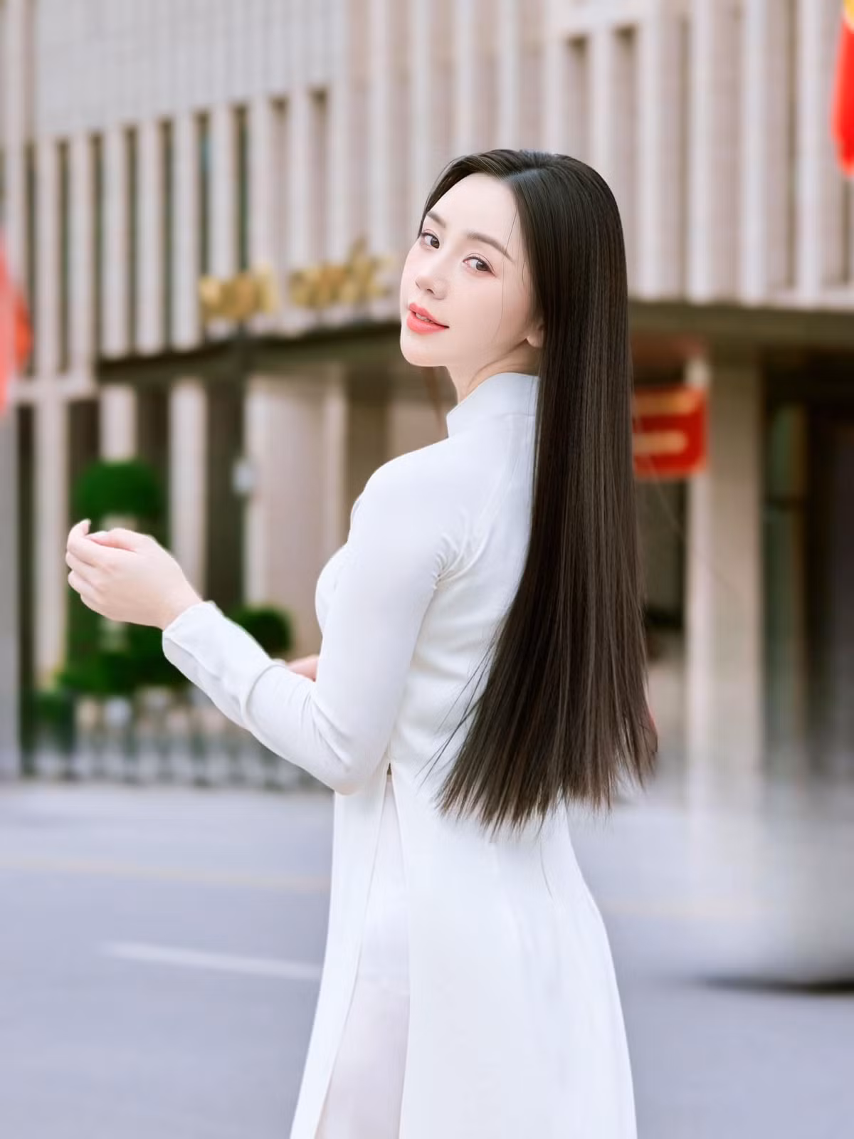 Khác với tạo hình kín đáo, giản dị trên màn ảnh, ở ngoài đời, Quỳnh Kool có phong cách trẻ trung, quyến rũ.