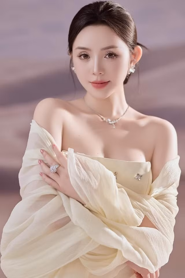Quỳnh Kool được cộng đồng mạng hết lời khen ngợi vì vẻ đẹp vừa trong veo như "nàng thơ", vừa quyến rũ, gợi cảm trong chiếc đầm cúp ngực.