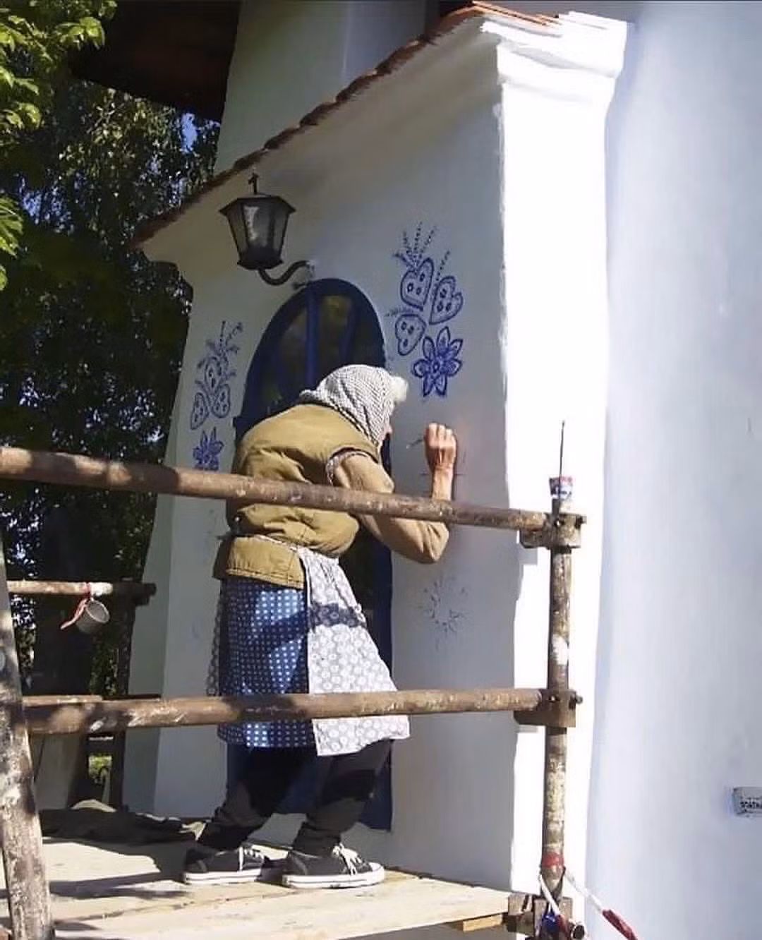 Những bức tranh của bà không chỉ làm đẹp cho ngôi làng mà còn thu hút nhiều du khách đến tham quan.