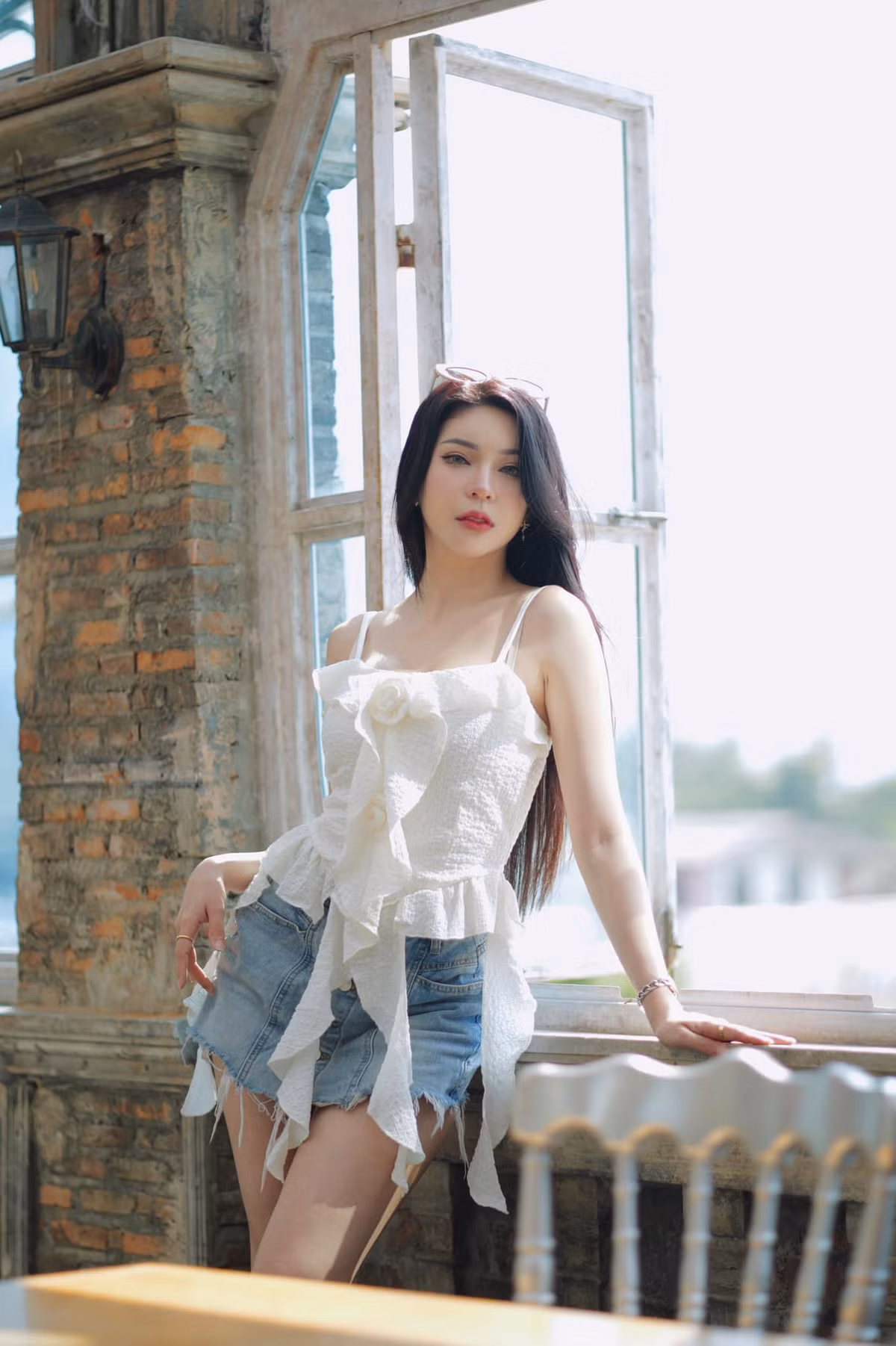 Nhờ sở hữu thân hình đẹp cùng làn da trắng phát sáng, cô nàng không ngại cân được mọi outfit.