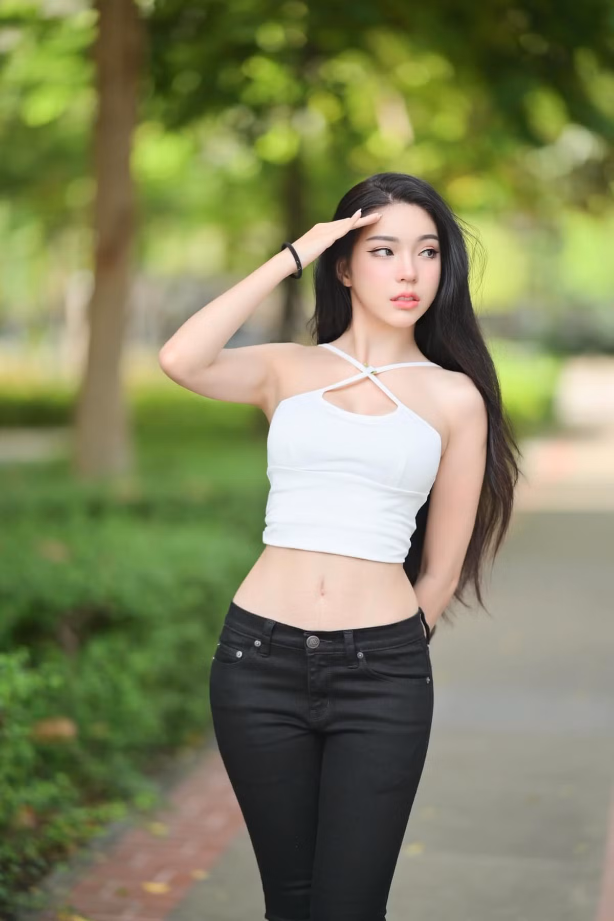 Nữ người mẫu theo đuổi phong cách nữ tính, nhẹ nhàng.