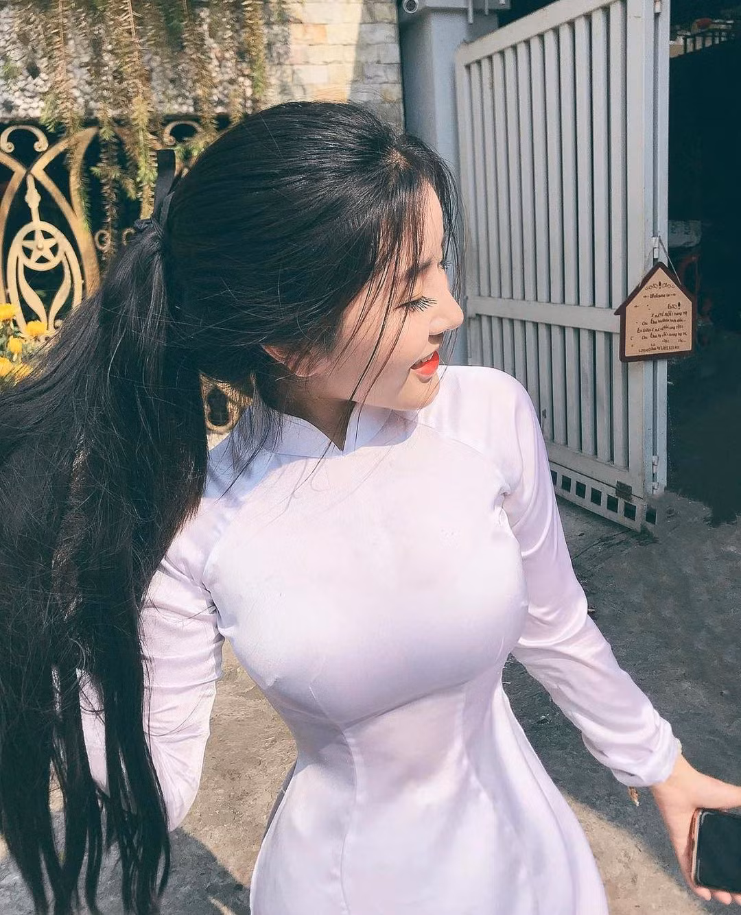 Thậm chí, Ngọc Trân còn là gương mặt nữ sinh Việt Nam từng được truyền thông Hàn Quốc, Trung Quốc chú ý, ca ngợi về nhan sắc.