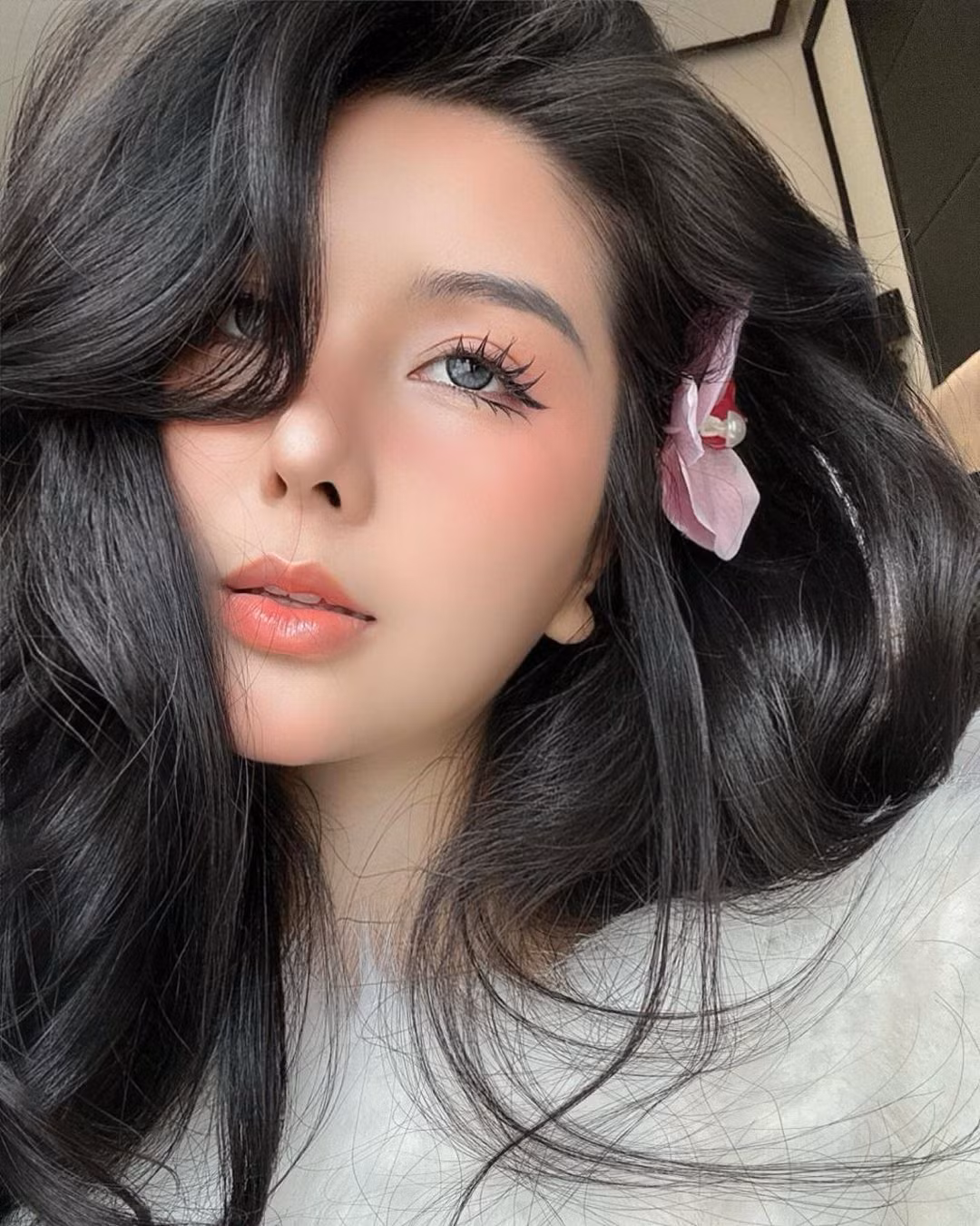 Sở hữu sống mũi cao thẳng, gương mặt v-line thon gọn, nhiều người cho rằng cô nàng có thể đã can thiệp phẫu thuật thẩm mỹ để có được nhan sắc hiện tại.