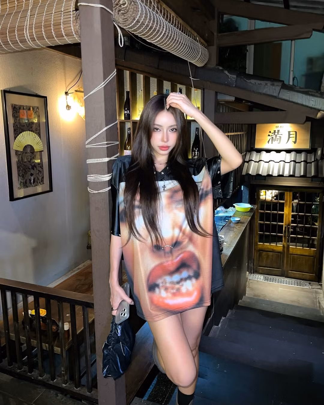 Cô nàng cũng thường làm mẫu cho chính shop đồ của mình.