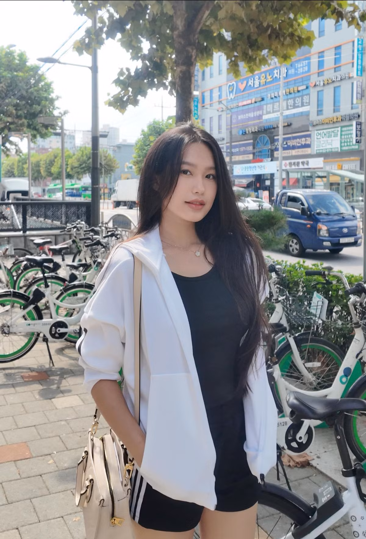Doãn Hải My thường xuyên đồng hành cùng chồng trong mọi hoạt động. Mới đây trong chuyến đi Hàn Quốc trị liệu, cô nàng cũng sát cánh bên Văn Hậu.