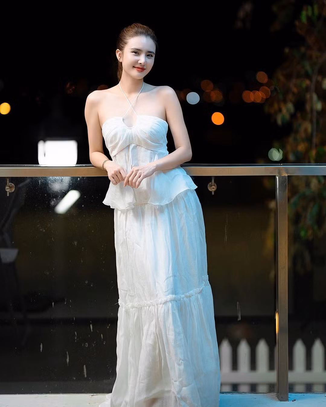 Kể từ khi gặp biến cố trong hôn nhân, Khánh Chi được nhận xét lột xác hoàn toàn, cô trưởng thành hơn, đằm thắm hơn, cũng quyến rũ hơn rất nhiều.