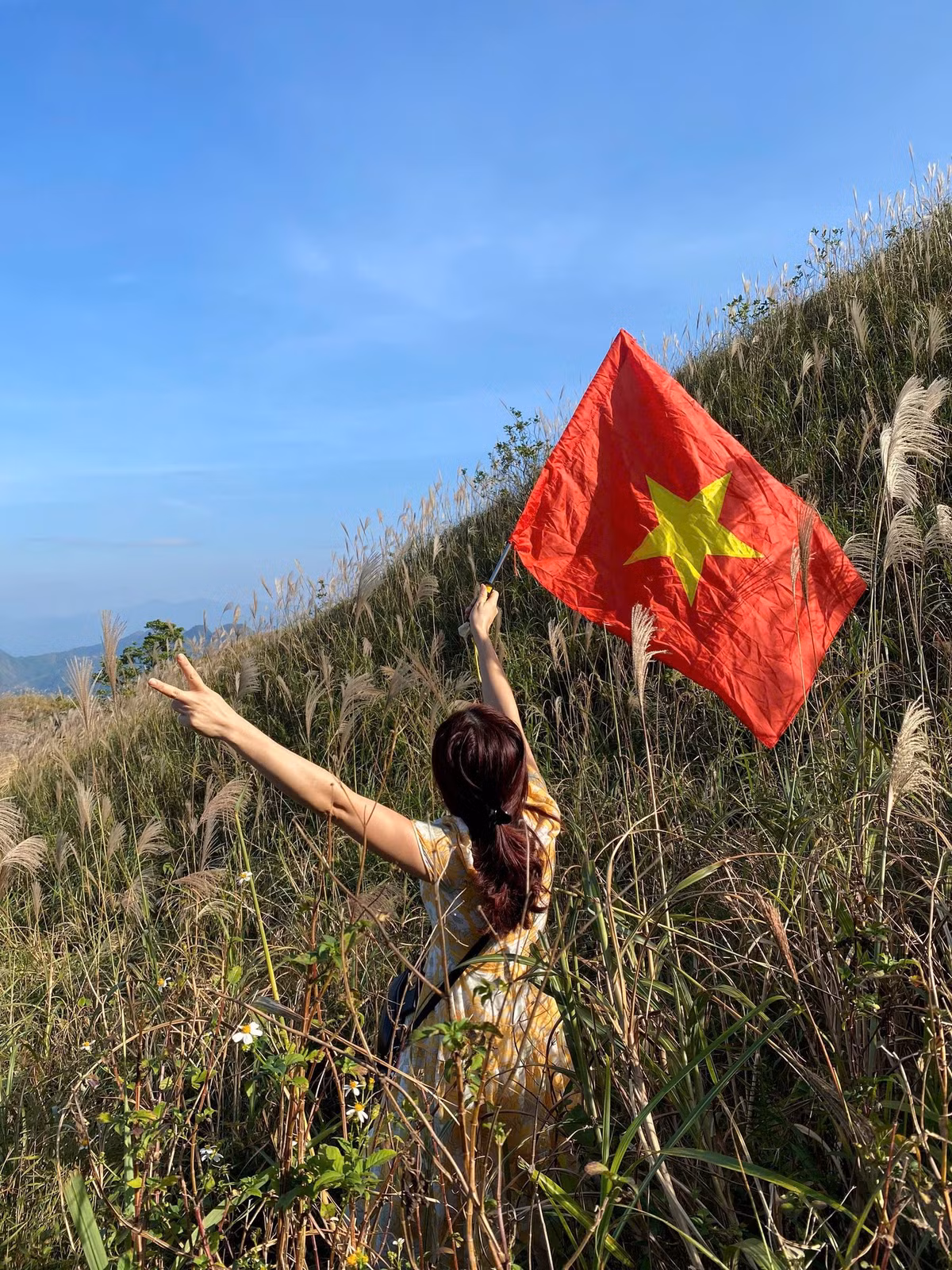 Những ngày cuối thu đã có nhiều đợt gió mua mang theo những cơn gió lạnh, mây mù càng làm tuyến đường biên giới Bình Liêu thêm hấp dẫn du khách. (Ảnh: Việt Nam Ơi, Trần Công Minh, Vân Anh)