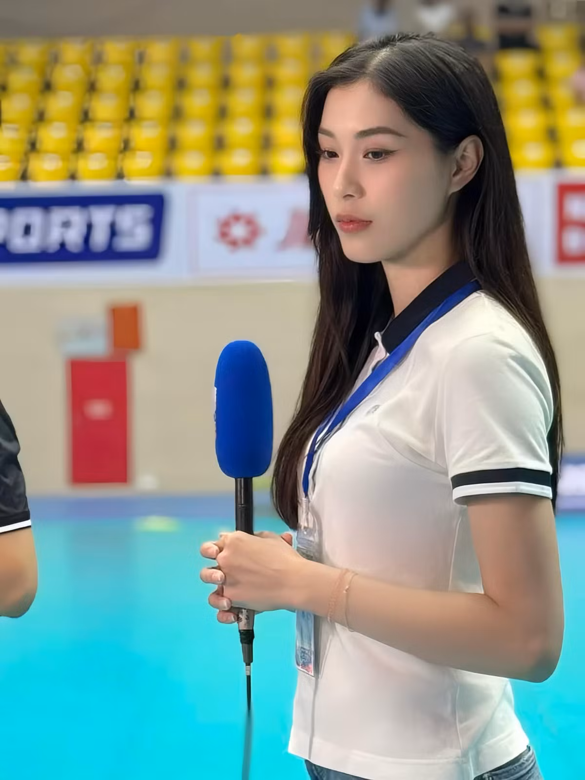 Cô nàng tranh thủ check-in trên sân đấu cùng những người đồng đội cũ và người chị Ngọc Hoa.