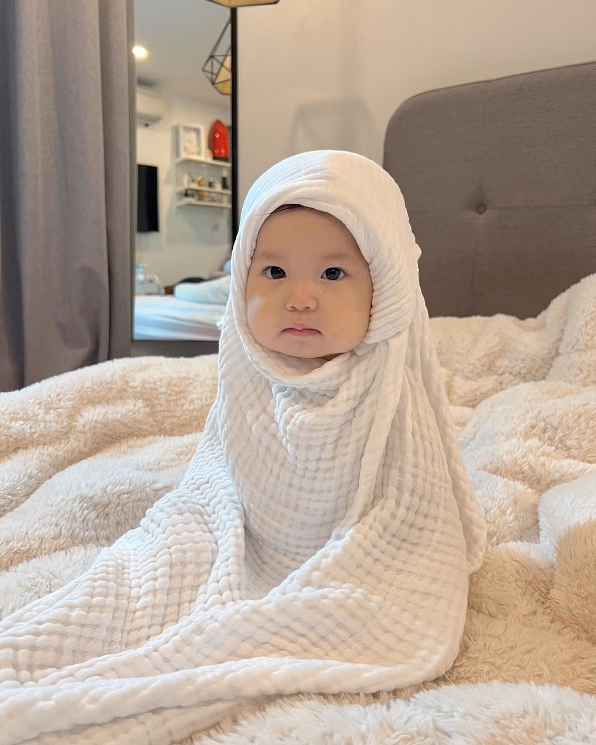 Bé Pam là em bé Việt đầu tiên sở hữu bức ảnh đạt một triệu lượt thả tim trên nền tảng Instagram với bức ảnh quấn khăn vô cùng đáng yêu. (Ảnh: IGNV)
