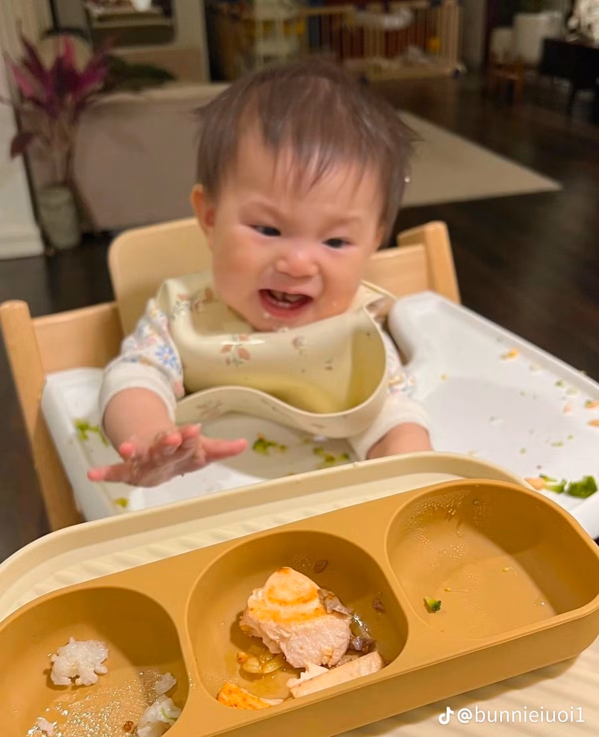 So với hình ảnh ngày bé xíu, Pam bây giờ đã có phần dịu dàng hơn. Em bé học hỏi rất nhiều điều từ mẹ, từ cách ứng xử, nói lời "dạ, vâng, xin lỗi, không nói trống không với người lớn, nói câu luôn có chữ ạ".