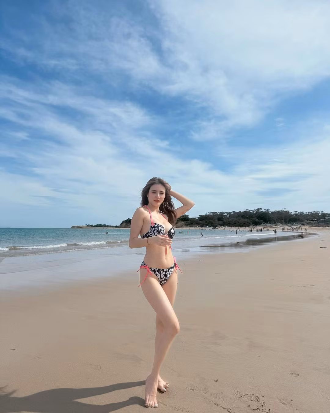 Lê Khánh Chi đang có chuyến du lịch với bạn bè tại Australia. Mới đây, em gái Công Vinh lại khiến dân mạng “xôn xao” với loạt ảnh diện bikini đầy nóng bỏng tại bãi biển của thành phố Melbourne.