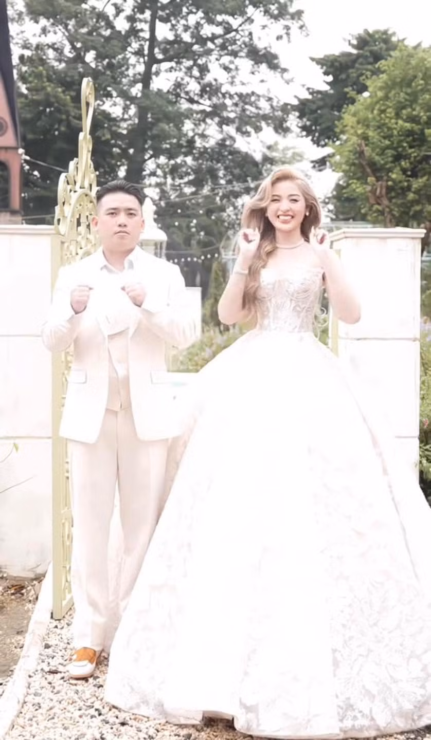 Nhiều bình luận còn cho rằng lẽ ra cô dâu nên đi dép bệt, đế thấp để 2 người đứng cạnh nhau không quá chênh lệch. Trước những bình luận này, hot girl “trứng rán” cho biết chính chồng là người muốn mình đi giày cao gót, không thích để cô phải đi dép bệt.