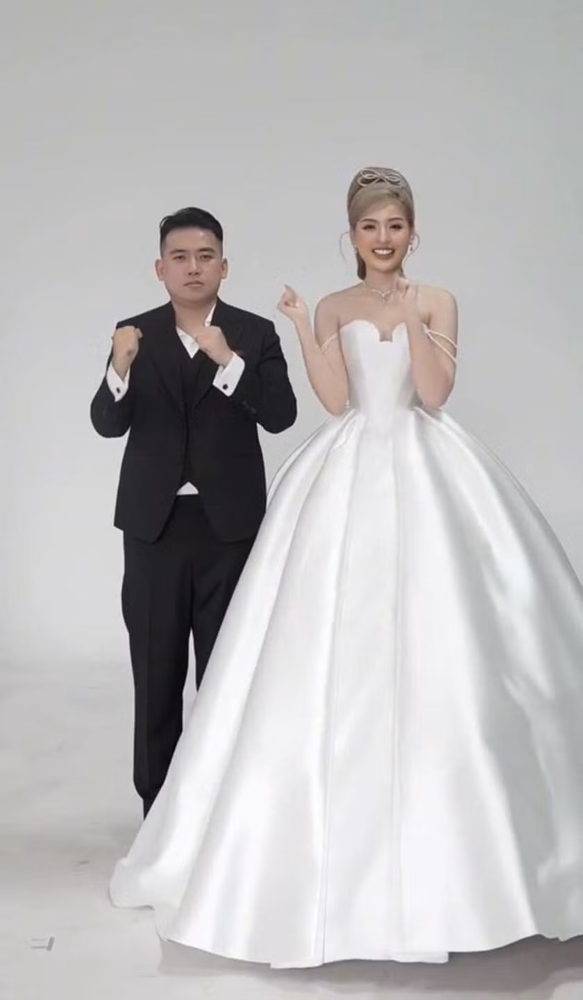 Phía dưới clip của hot girl “trứng rán”, netizen đã để lại nhiều bình luận chúc phúc cho cặp đôi. Tuy nhiên nhiều người cũng chú ý đến ngoại hình chồng sắp cưới của Thanh Tâm. Đứng bên cạnh cô dâu, chú rể có chiều cao kém hơn rõ rệt. Không chỉ vậy, biểu cảm không đổi của chú rể trong mọi khung hình khiến nhiều người đùa rằng có lẽ chú rể đang bị "ép" quay video này.
