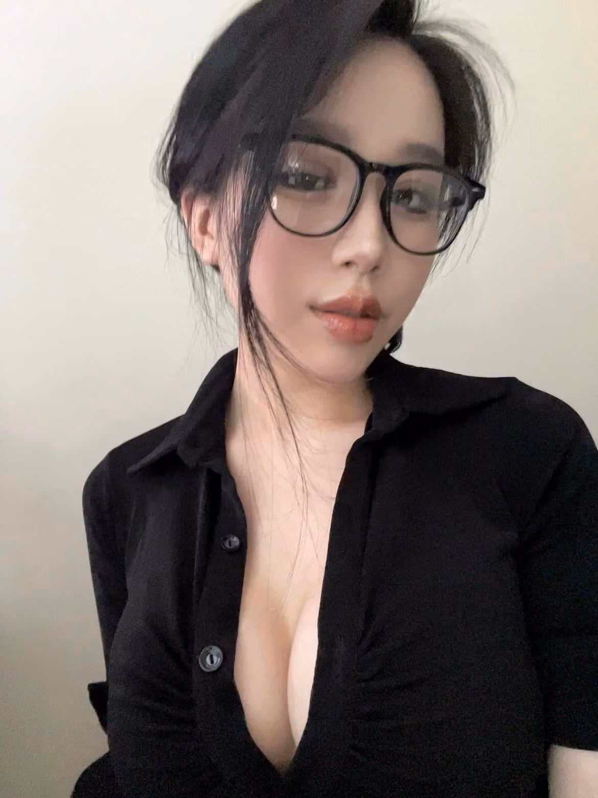 Trong những hình ảnh gần nhất, Yogurt Ng hóa thân thành một nàng tổng tài với vẻ ngoài lạnh lùng nhưng cũng vô cùng quyến rũ. Cô nàng diện thiết kế áo trễ nải, khoe vòng 1 lấp ló.