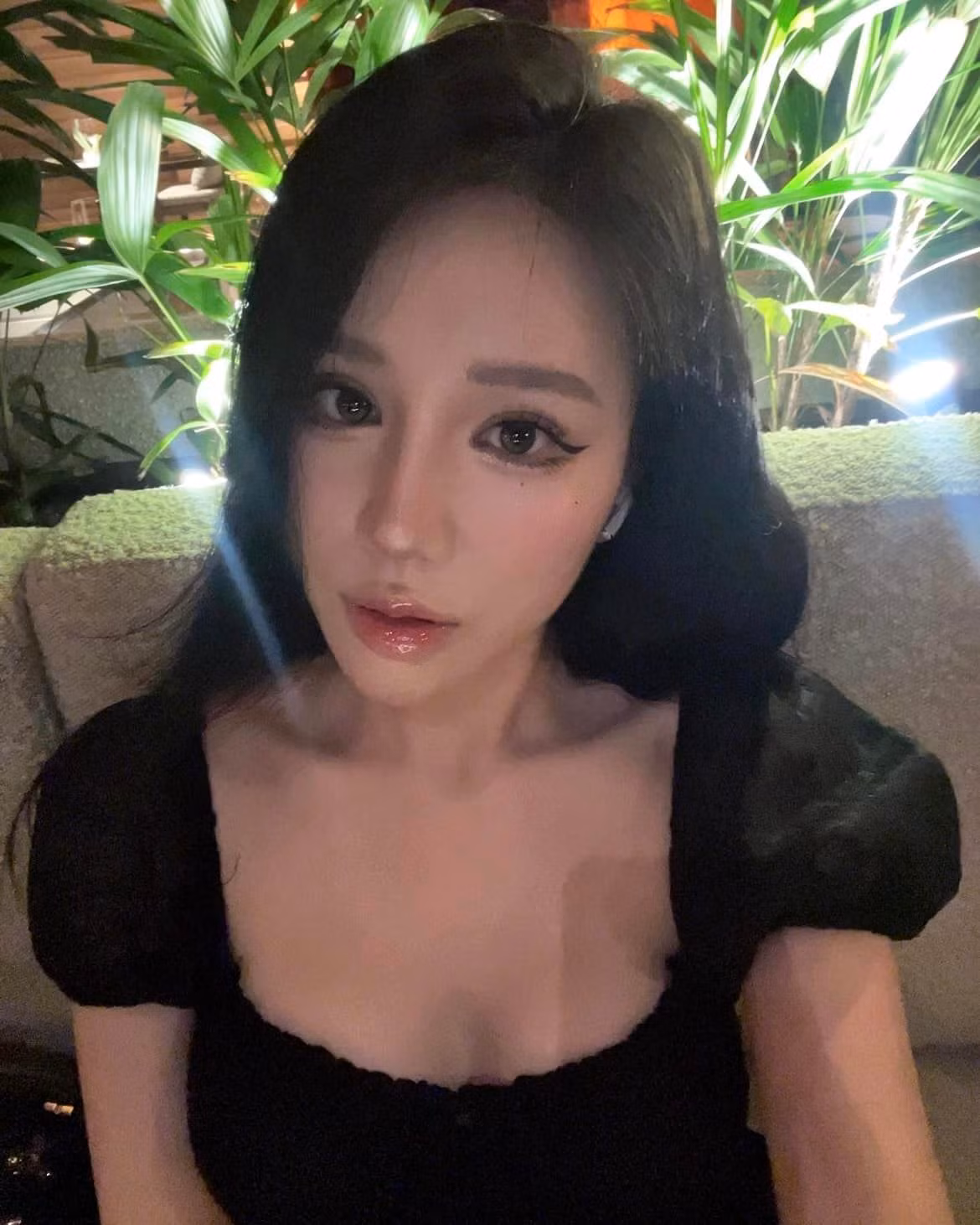Vốn theo đuổi phong cách sexy, cô nàng không ngại diện những thiết kế cắt xẻ táo bạo khoe đường cong cơ thể.