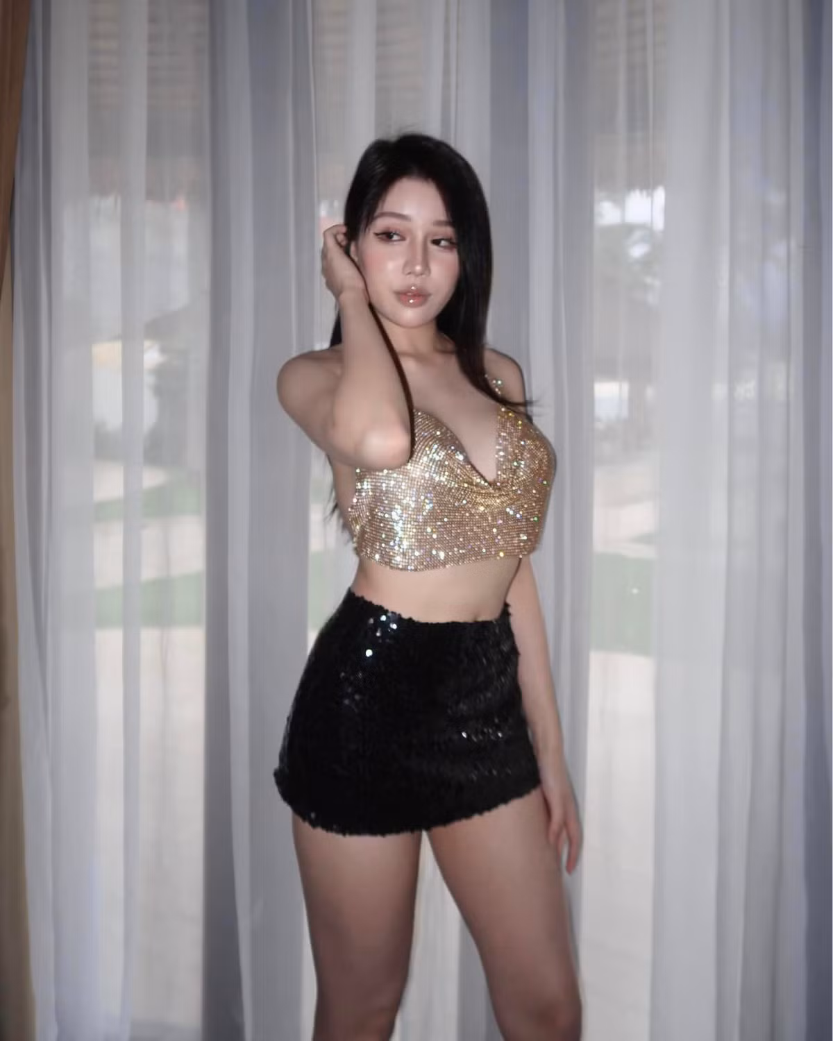Cô thường xuyên check-in sang chảnh cùng phong cách ăn mặc như một rich kid chính hiệu. (Ảnh: FBNV)