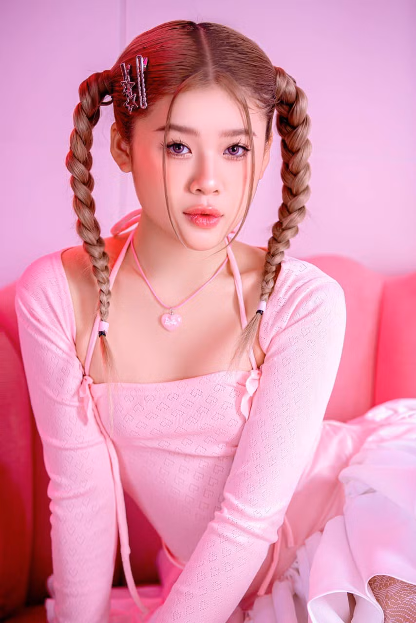 Từ nhỏ, Minh Vy đã sớm bộc lộ năng khiếu nghệ thuật và được bố mẹ đầu tư để theo con đường này.
