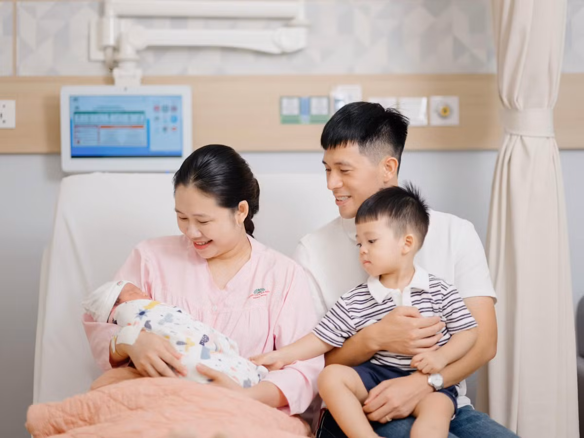 Trong loạt ảnh, Đình Trọng và Huyền Trang tươi cười rạng rỡ hướng mắt đến công chúa nhỏ đáng yêu. Dù mới vượt cạn, tuy nhiên bà xã nam cầu thủ vẫn vô cùng rạng ngời, hạnh phúc.