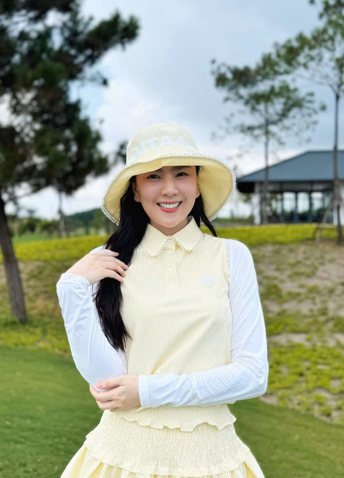 Người đẹp tốt nghiệp Học viện Báo chí - Tuyên truyền, nhiều năm công tác trong lĩnh vực truyền hình và được khán giả đặt danh xưng "cô gái thời tiết", "MC đẹp nhất VTV"
