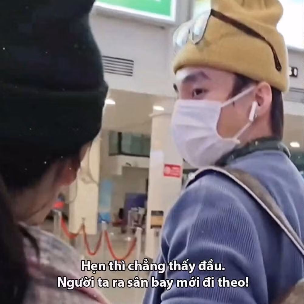 Nhiều người còn chế lại hình ảnh lúc fan ra sân bay tiễn nam ca sĩ theo giọng điệu hờn dỗi: "Hẹn thì chẳng thấy đâu. Người ta ra sân bay mới đi theo". (Ảnh: Facebook)