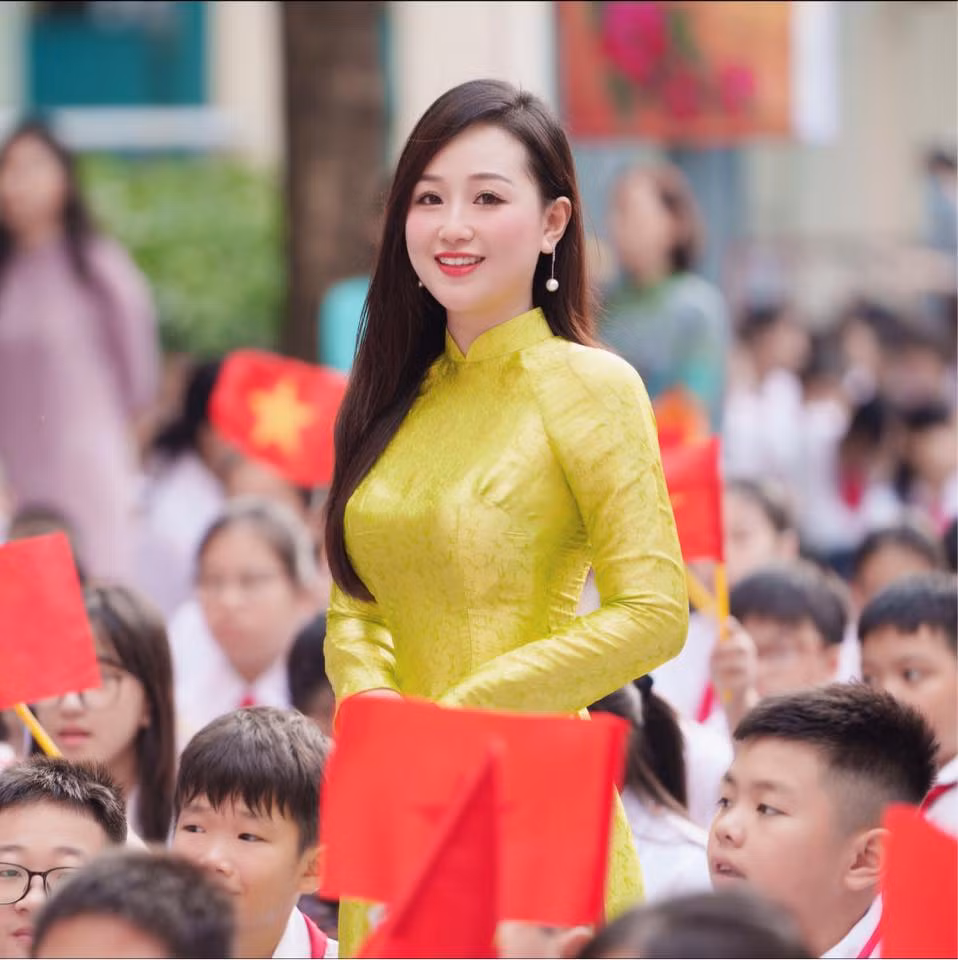 Nguyễn Mỹ Linh từng được mệnh danh là "cô giáo hot nhất mùa khai giảng" năm 2023 bởi loạt ảnh được chụp lại trên sân trường vào ngày khai giảng năm học.