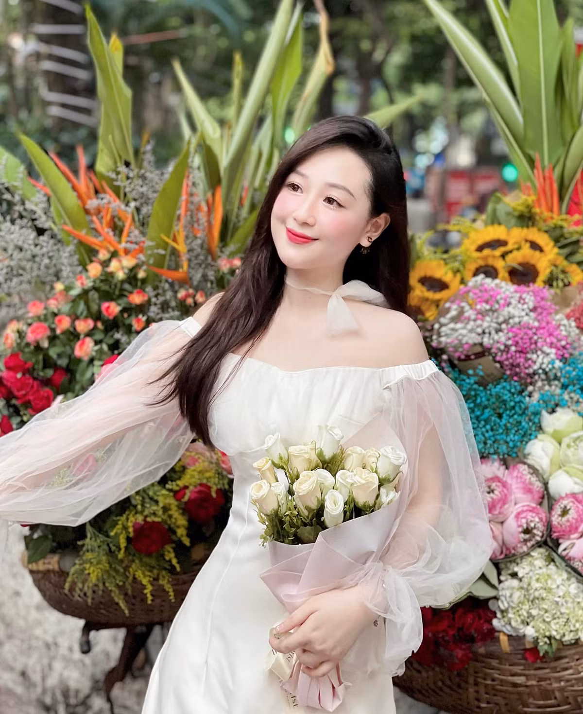 Khi lên đồ đi dạy, Nguyễn Mỹ Linh thường chọn áo dài hoặc những trang phục kín đáo phù hợp với nghề giáo, tuy nhiên ngoài đời cô nàng theo đuổi phong cách nữ tính, thanh lịch như nàng tiểu thư đài các.