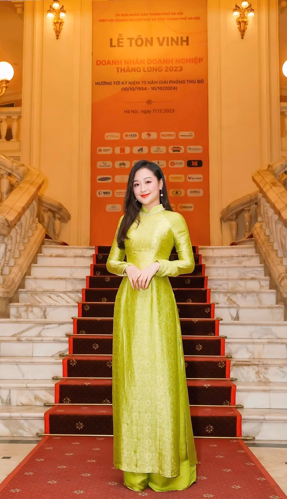 Nữ giáo viên được nhiều người khen có vẻ đẹp thanh lịch, dịu dàng trong tà áo dài thướt tha và lối trang điểm nhẹ nhàng.