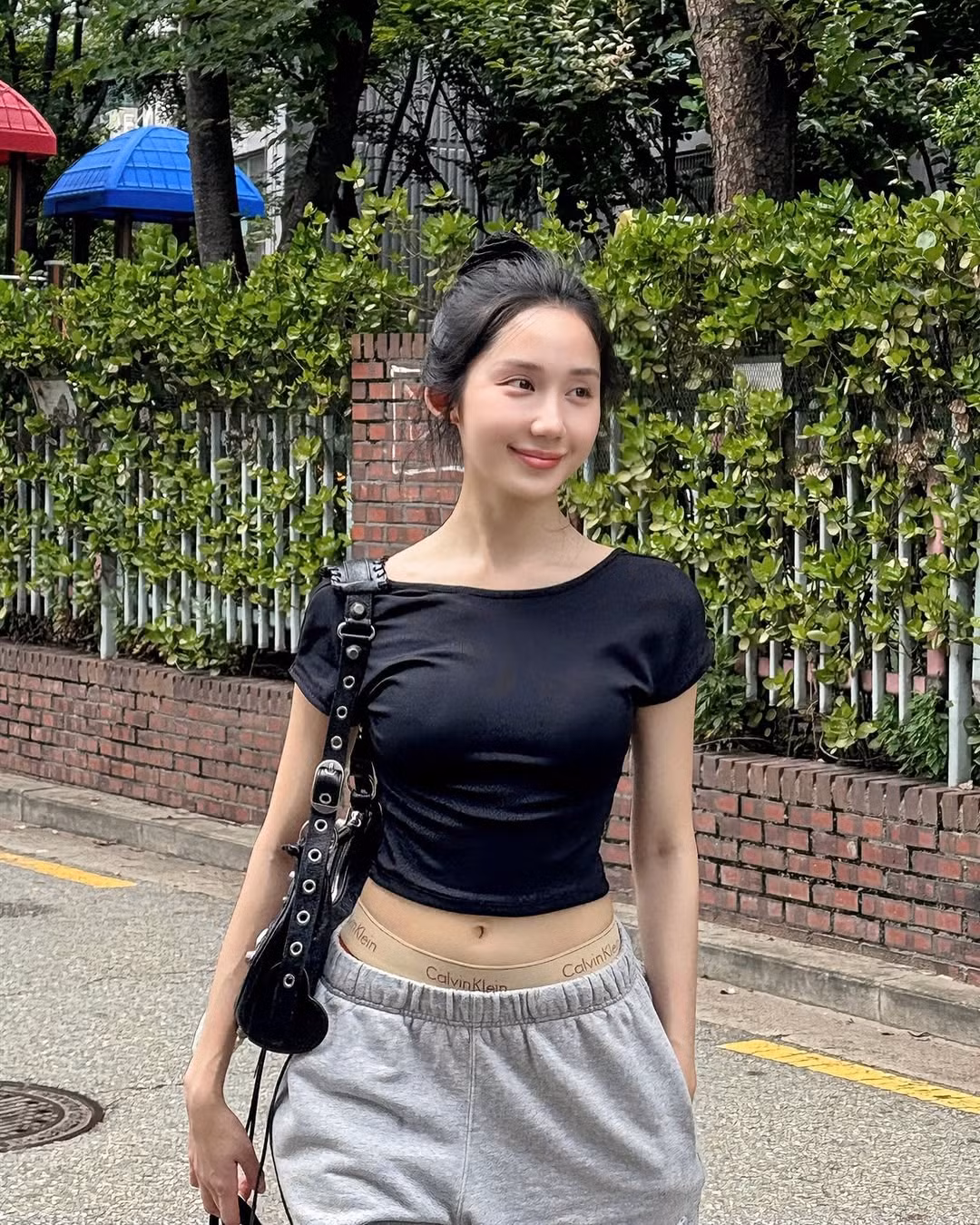 Cùng với nhan sắc nổi bật, tính cách hòa đồng, thân thiện cùng vẻ đáng yêu trứ danh giúp cô thu về một lượng người hâm mộ hùng hậu. (Ảnh: IGNV)