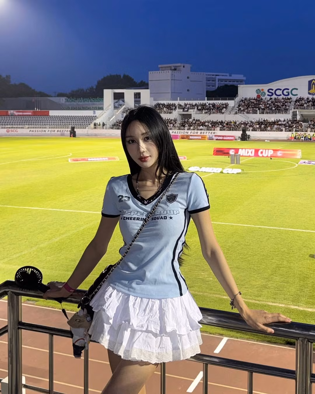 Lời thú tội "ngoan ngoãn" và ngọt ngào của Mina Young khiến fan của cô nàng không nỡ giận mà vô cùng ủng hộ quyết định này của nữ streamer: "Cơ thể mỗi người là do người đó tự quyết định, miễn sao mình cảm thấy đẹp và tự tin là được rồi, luôn ủng hộ chị iu", "nhan sắc ngày càng thăng hạng".