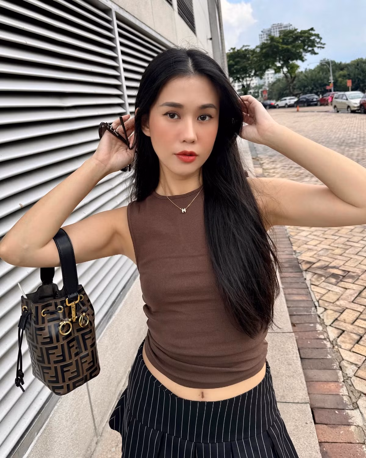 Sở hữu ngoại hình xinh đẹp, nóng bỏng, Ngọc Thảo từng nhận phải lời gạ gẫm khiếm nhã. Cụ thể, cô từng bị nhắn tin gạ đi khách với giá 25.000 USD. Ngọc Thảo từng công khai đoạn tin nhắn gạ gẫm nói trên lên trang cá nhân.