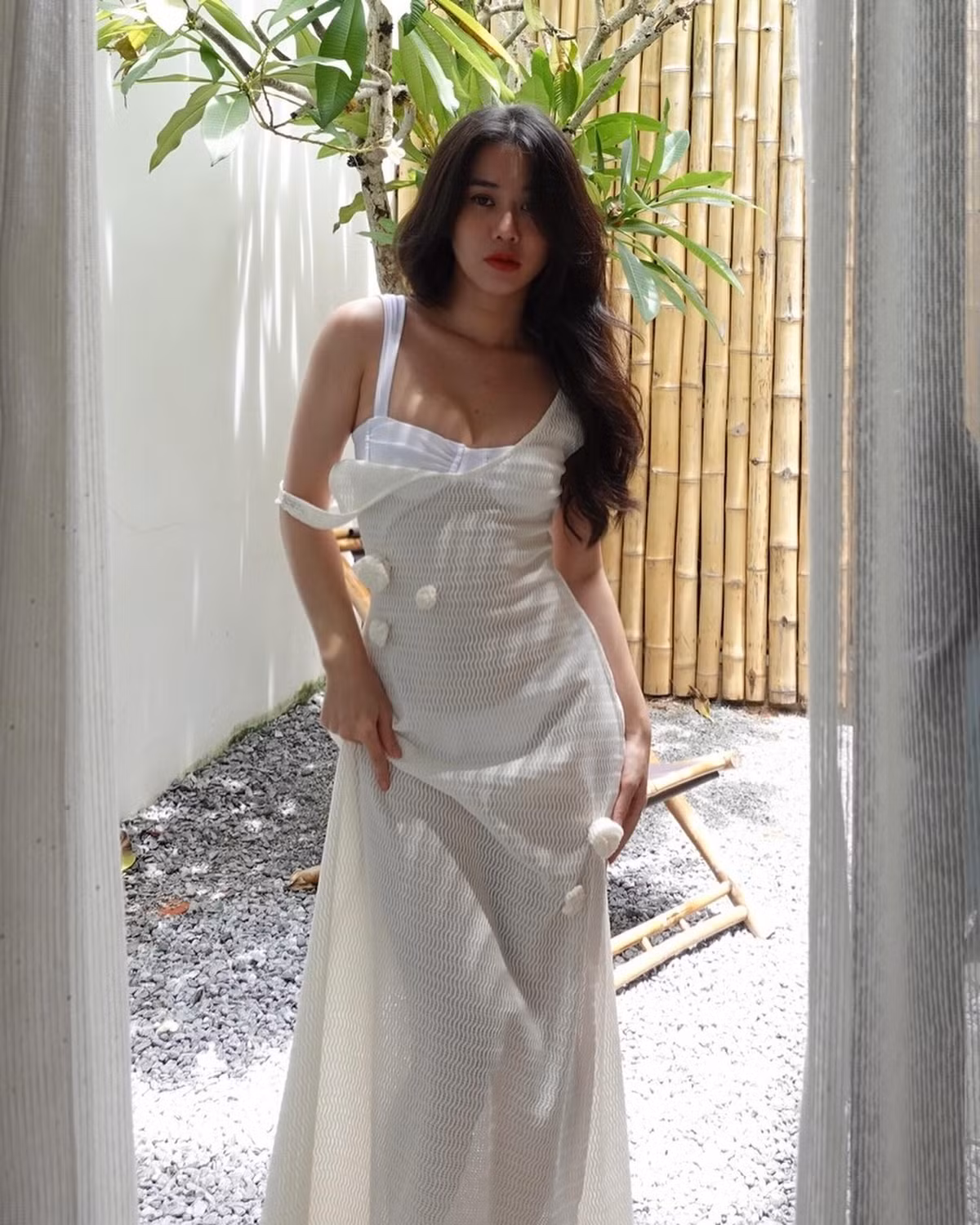 Nếu như trước đây, cô nàng theo đuổi phong cách nàng thơ nhẹ nhàng thì hiện tại phong cách thời trang của cựu hot girl đã trưởng thành, quyến rũ hơn.