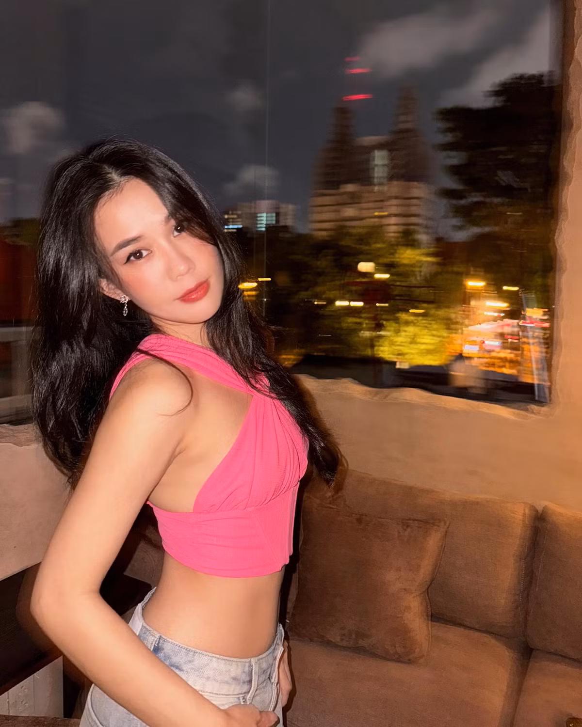 Hiện tại, ở tuổi 34, cô nàng vẫn giữ được nhan sắc xinh đẹp cùng thân hình nóng bỏng vạn người mê.