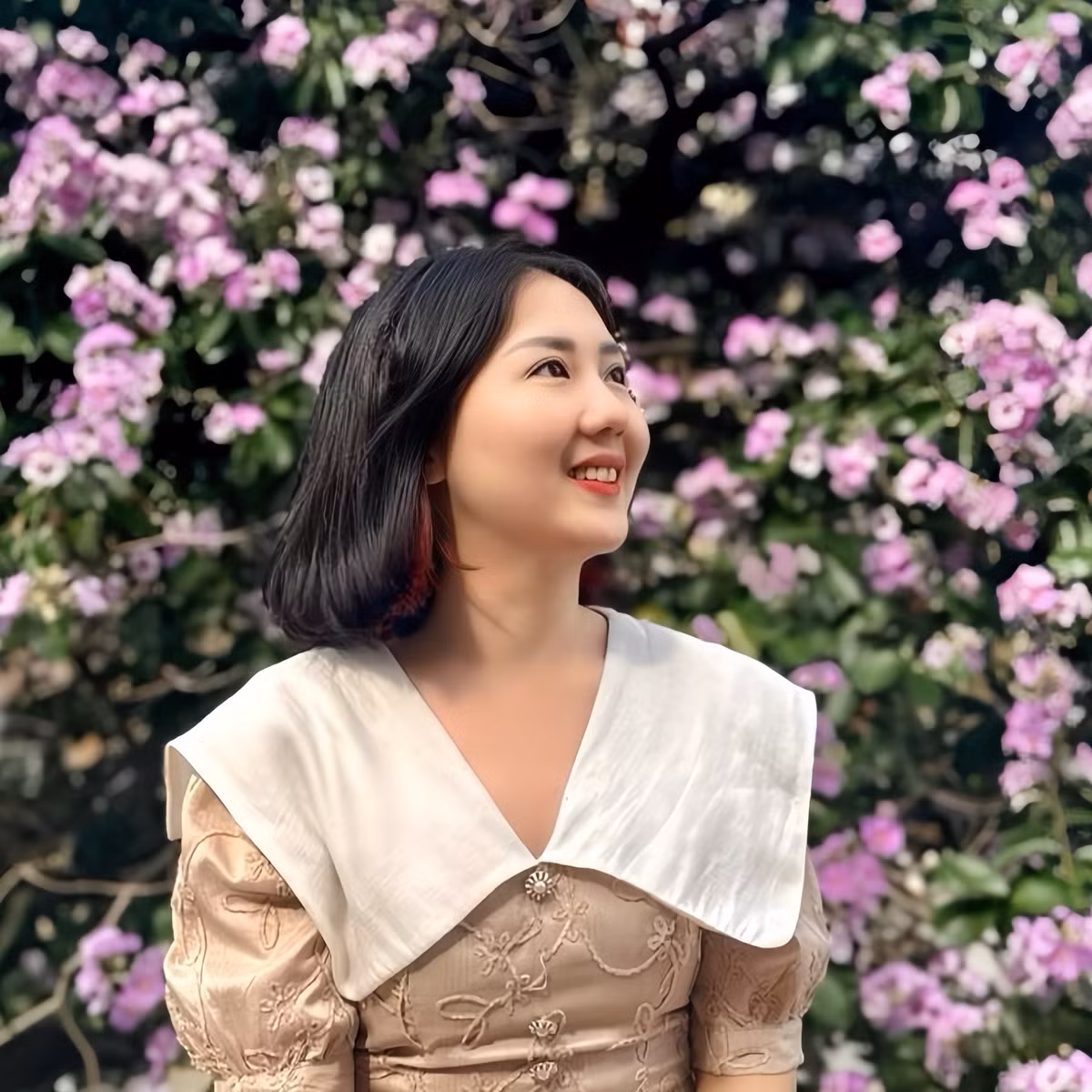 Ngoài đời, cô là giảng viên được rất nhiều em sinh viên yêu mến nhờ tính cách nhiệt tình, cởi mở, cùng chuyên môn cao.