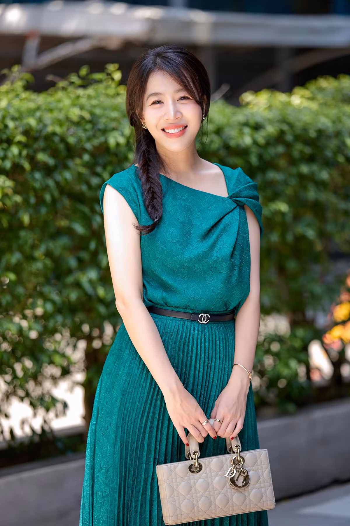 Dưới bài đăng có dòng chia sẻ của cô nàng, nhiều người bày tỏ sự ngưỡng mộ to lớn với nàng MC: "Mê quá, đẹp người đẹp nết", "thích cách chị Diệp truyền năng lượng tích cực ghê", "Quá trời giỏi rồi".