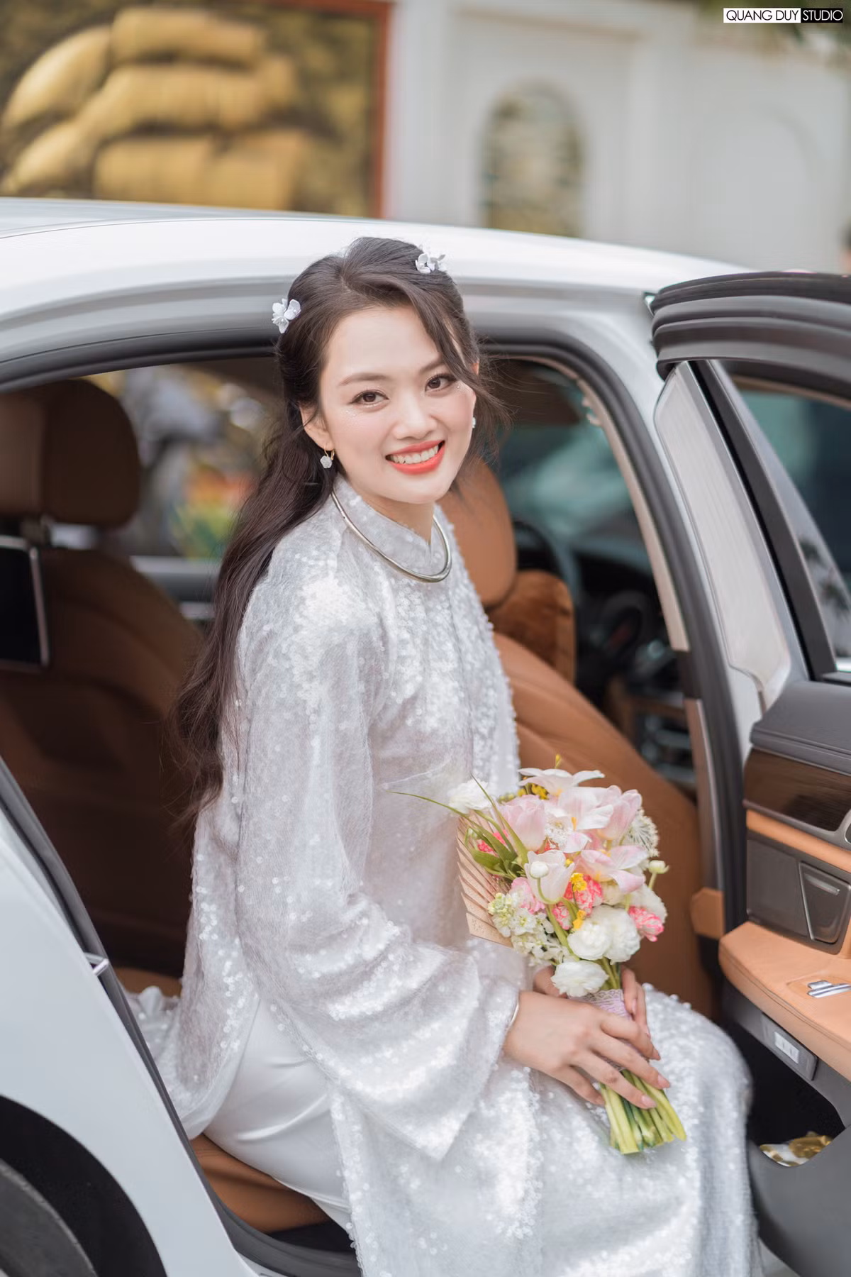 VĐV bóng chuyền khoe visual cực xinh trong ngày hạnh phúc.