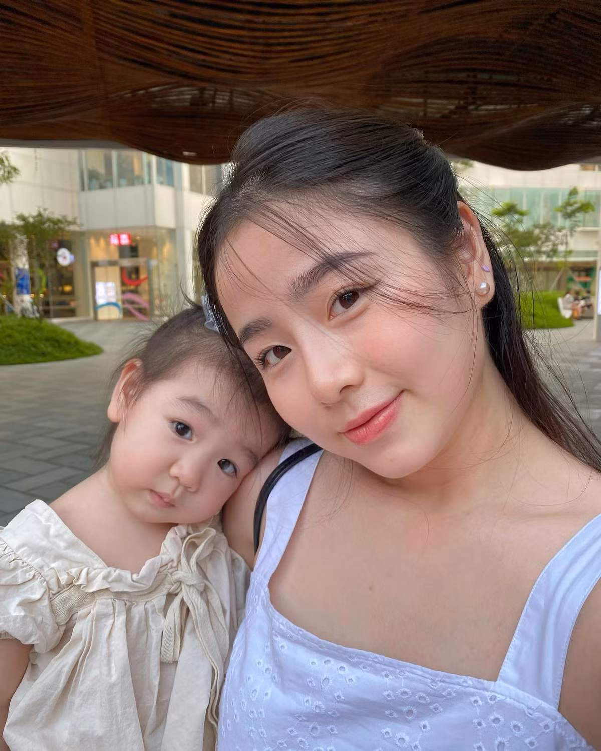 Dù là mẹ 2 con, Nam Thương vẫn sở hữu nhan sắc trẻ trung, xinh đẹp khiến nhiều người cứ ngỡ cô chỉ là sinh viên đại học, thậm chí là học sinh cấp 3.