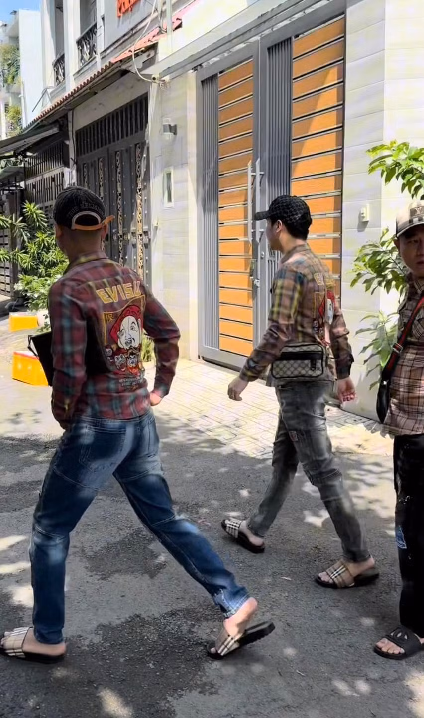 Trước đó, Lê Dương Bảo Lâm, anh trai Pháp Kiều, anh trai Phạm Đình Thái Ngân,.... cũng từng đầu tư outfit tương tự khiến netizen “cười mệt nghỉ”.
