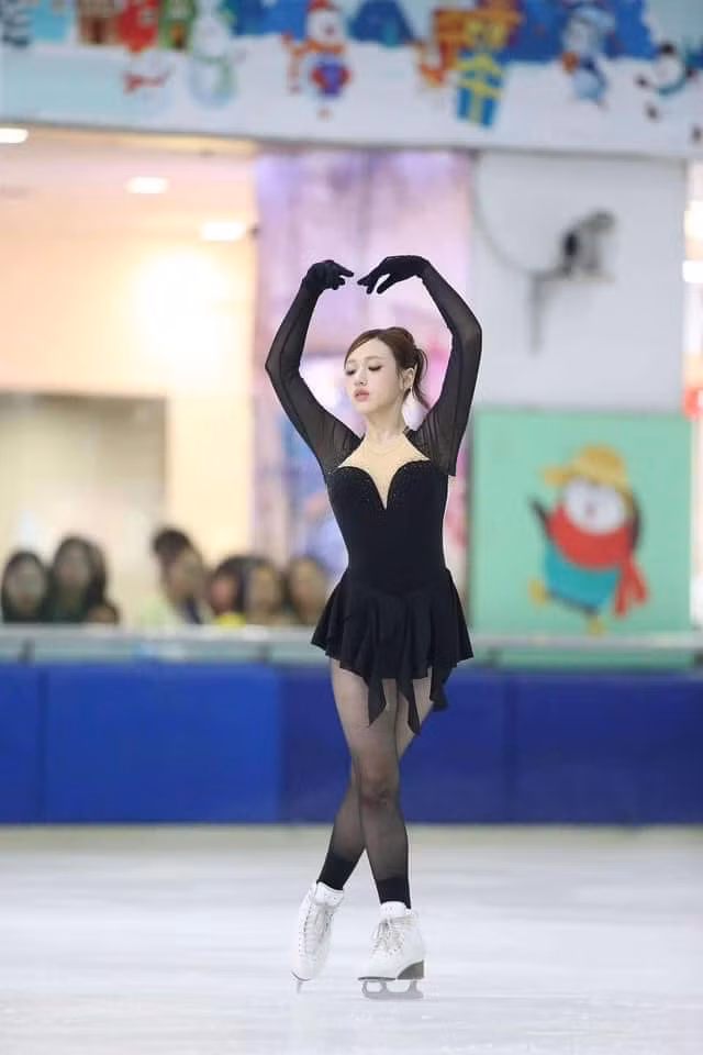 Trên sân trượt băng, cô nàng thể hiện vô cùng chuyên nghiệp, dù tuổi đời còn rất trẻ. Nhiều người đã so sánh Linh Chi với "nữ thần trượt băng" Kim Yuna (sinh năm 1990) được xem là "quốc bảo" của Hàn Quốc.