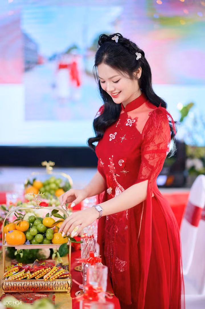 Đám hỏi của cặp đôi diễn ra rất hoành tráng. Nhà trai mang theo 10 kiệu sính lễ đi hỏi cưới cô dâu, mỗi kiệu cần 2 người khiêng.