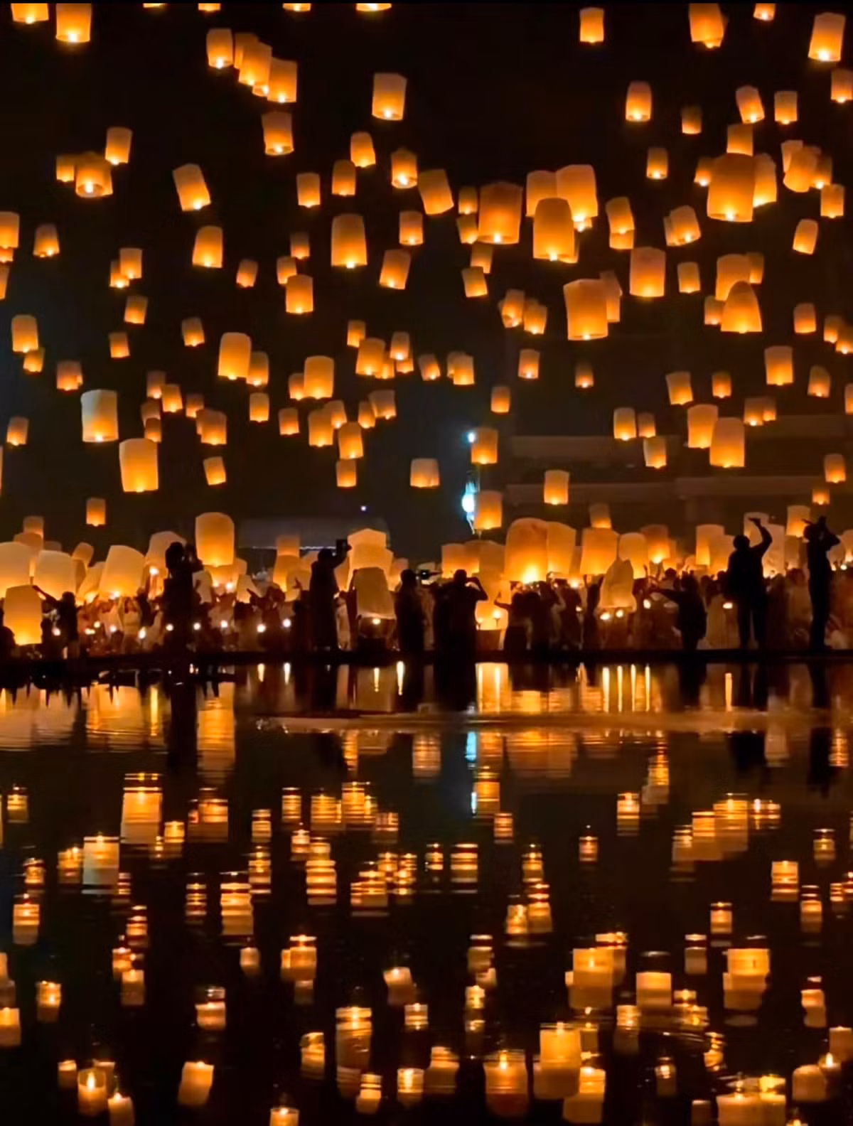 Trong 3 ngày tham gia lễ hội Yi Peng, vào ban ngày, khách du lịch có thể đạp xe dạo quanh Chiang Mai. Thành phố này có không khí ôn hòa, mát mẻ quanh năm, cùng với đó là những công trình kiến trúc lâu đời và cảnh đẹp thiên nhiên khó nơi đâu sánh bằng. (Ảnh: Facebook)