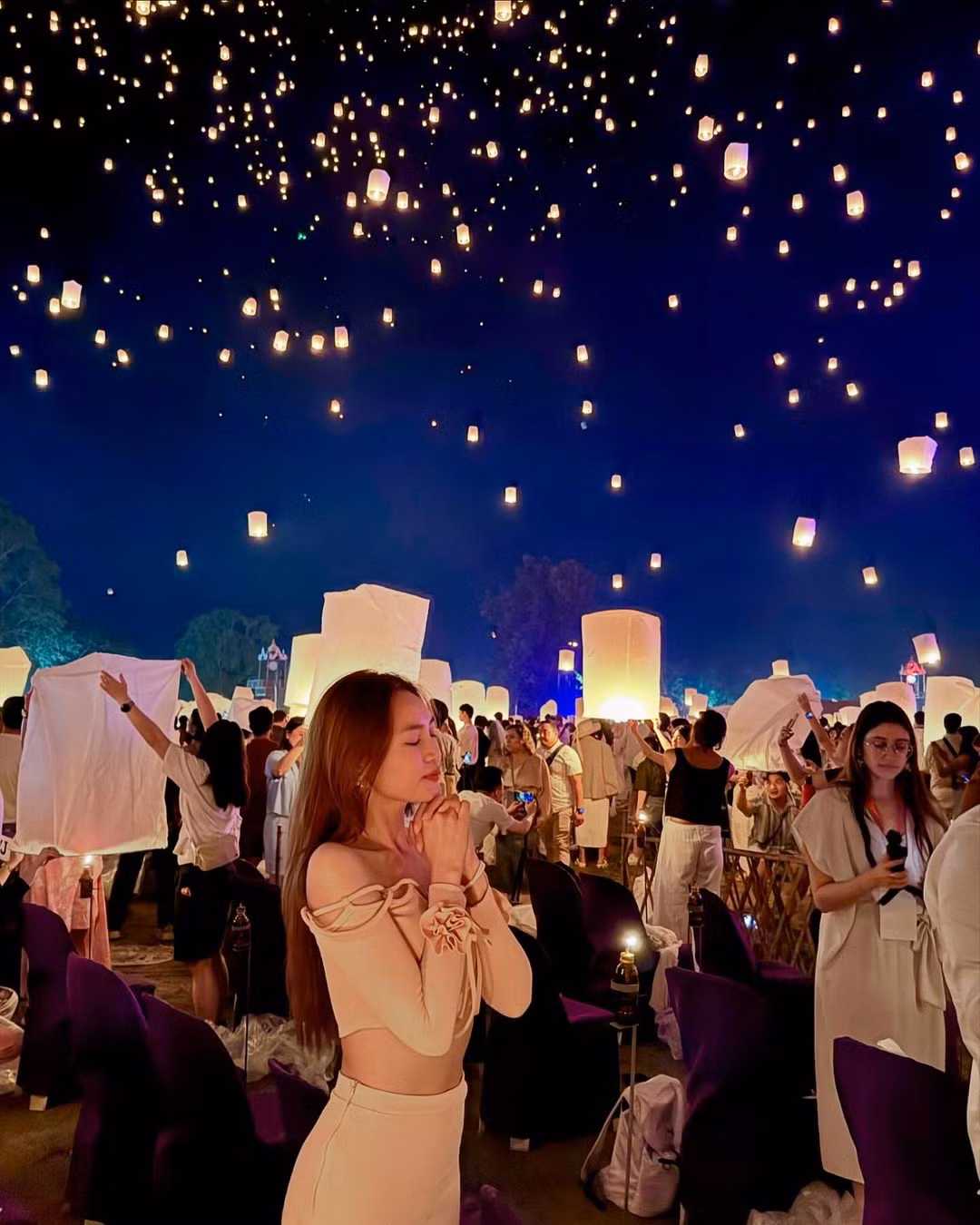 Giữa khung cảnh lung linh của những chiếc đèn mang theo niềm hi vọng, cô nàng nhắm mắt ước nguyện. (Ảnh: IGNV)
