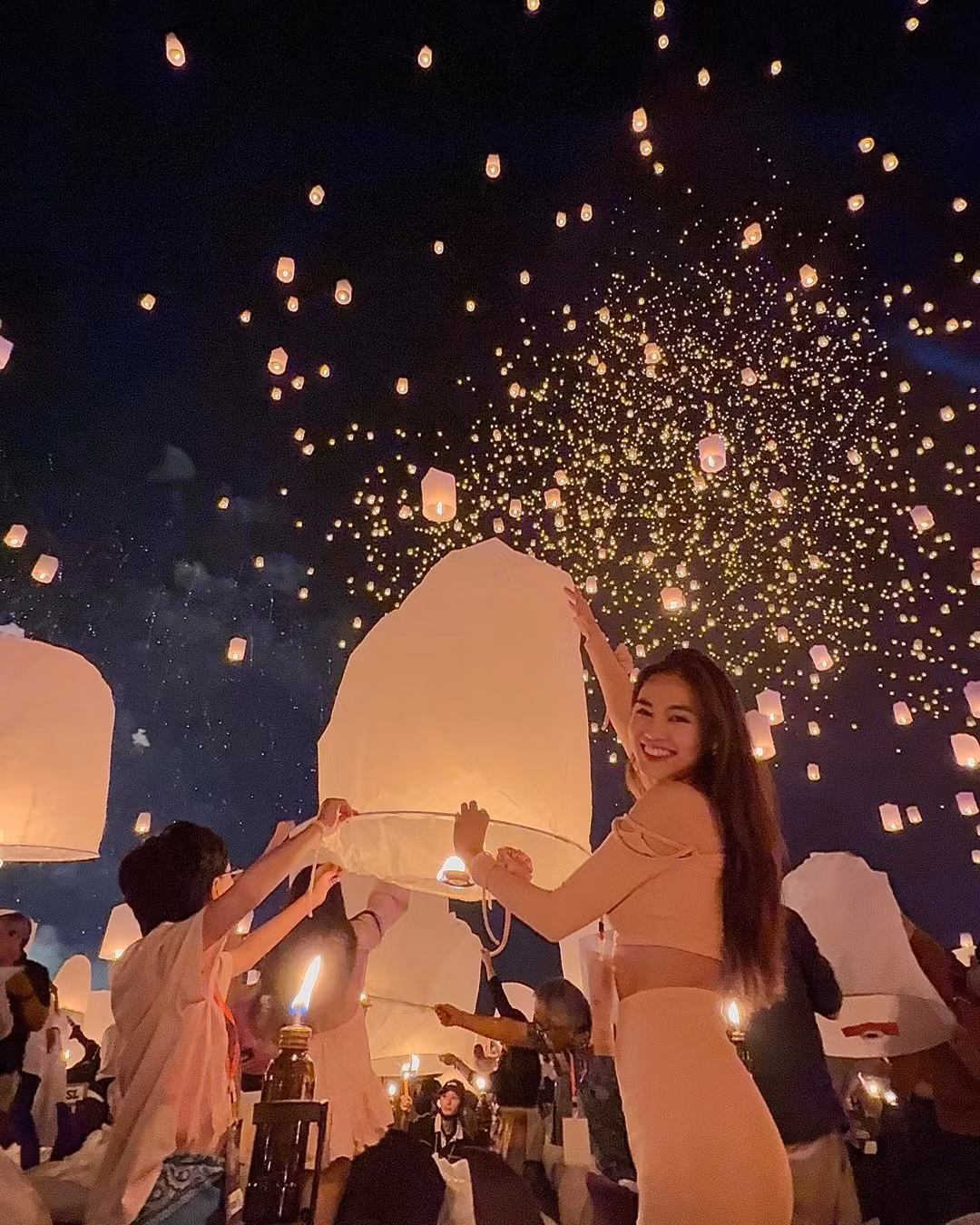 Trên trang cá nhân, nàng "ngọc nữ" khoe hình ảnh tươi cười rạng rỡ khi thả đèn trời. (Ảnh: IGNV)
