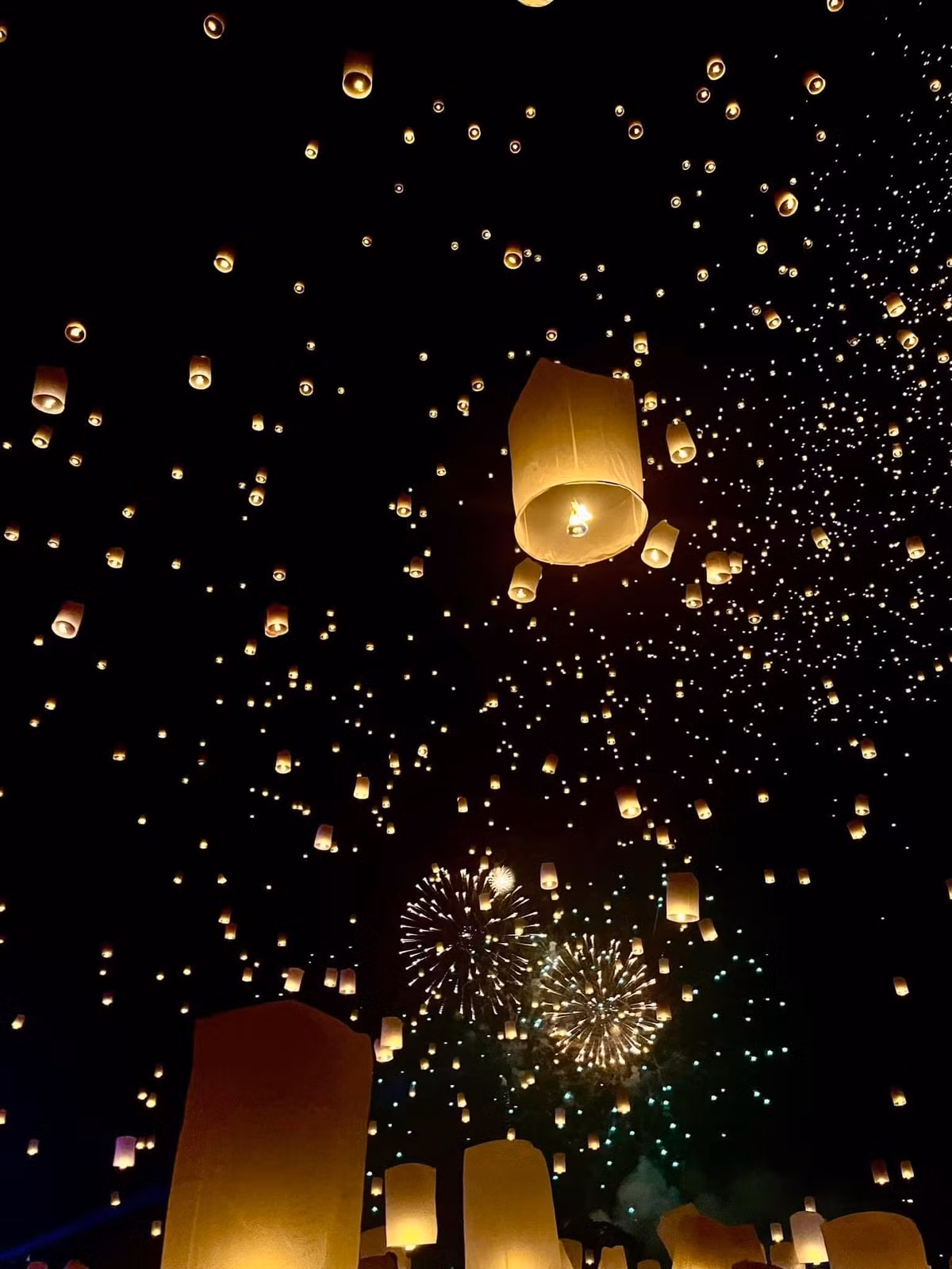 Khi những chiếc đèn lồng khom loi được thắp sáng và thả bay giữa trời, càng lên cao hòa cùng vô số đèn lồng khác như một đàn sứa khổng lồ phát sáng. (Ảnh: Facebook)