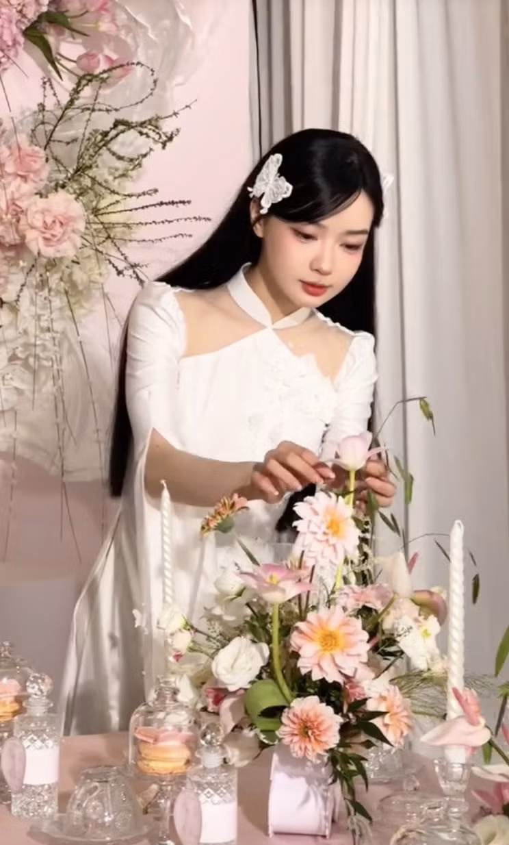 Bên cạnh đó, nhờ ngoại hình xinh đẹp, gương mặt như thiên thần, Vicky Thiên Trần sở hữu lượng người theo dõi “khủng”, lọt mắt xanh nhiều nhãn hàng.